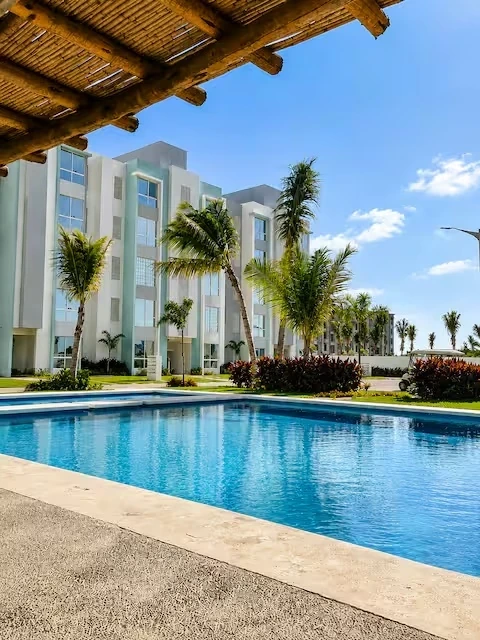Alberca de Departamento Bella con edificios terminados en Acapulco Diamante